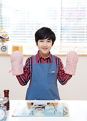 포토 JPG 학생 라이프스타일 남자 어린이라이프 초등학생 어린이 음식 포즈 주방용품 실내 요리 한명 서기 웃음 사람 동양인 소년 상반신 10대 주방 앞치마 한국인 요리중 주방장갑 남자만 남자한명만 십대만 십대남자만 십대남자한명만 국내포토 1 생활용품 장갑 모션 청소년 표정 인종 내부 생활 파일형식 잡화 오브젝트