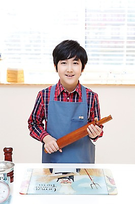 포토 JPG 학생 라이프스타일 남자 어린이라이프 초등학생 어린이 음식 포즈 주방용품 실내 요리 한명 서기 웃음 들기 사람 동양인 소년 상반신 10대 주방 앞치마 한국인 밀대 요리중 반죽밀대 남자만 남자한명만 십대만 십대남자만 십대남자한명만 국내포토 1 생활용품 모션 청소년 표정 인종 내부 생활 파일형식 오브젝트