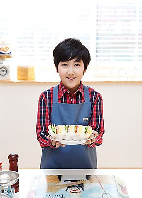 포토 JPG 학생 라이프스타일 접시 남자 어린이라이프 초등학생 어린이 음식 포즈 실내 샌드위치 요리 한명 서기 웃음 들기 사람 동양인 소년 상반신 10대 주방 앞치마 한국인 요리중 남자만 남자한명만 십대만 십대남자만 십대남자한명만 국내포토 1 식기 모션 청소년 표정 인종 내부 생활 파일형식