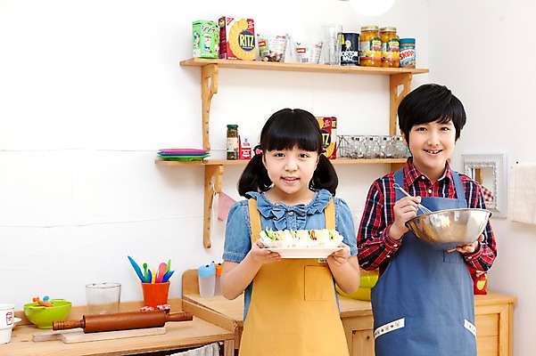 포토 JPG 학생 라이프스타일 접시 여자 남자 어린이라이프 음료 초등학생 어린이 음식 포즈 모션 주방용품 잔 선반 실내 샌드위치 요리 서기 미소 웃음 들기 사람 동양인 소녀 소년 상반신 두명 10대 컵 친구 과자 주방 앞치마 한국인 병 거품기 밀대 요리중 통조림 반죽밀대 믹싱볼 십대만 국내포토 그릇 식기 가구 생활용품 관계 청소년 디저트 표정 인종 내부 생활 파일형식 오브젝트