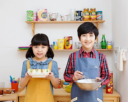 포토 JPG 학생 라이프스타일 접시 여자 남자 어린이라이프 음료 초등학생 어린이 음식 포즈 모션 주방용품 잔 선반 실내 샌드위치 요리 서기 미소 웃음 들기 사람 동양인 소녀 소년 상반신 두명 10대 컵 친구 과자 주방 앞치마 한국인 병 거품기 요리중 통조림 믹싱볼 십대만 국내포토 그릇 식기 가구 생활용품 관계 청소년 디저트 표정 인종 내부 생활 파일형식 오브젝트