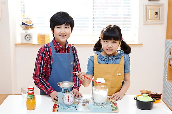 포토 JPG 학생 라이프스타일 접시 여자 남자 어린이라이프 음료 초등학생 어린이 음식 포즈 주방용품 디저트 실내 저울 요리 서기 웃음 사람 동양인 소녀 소년 상반신 두명 10대 친구 쿠키 주방 숟가락 앞치마 주스 한국인 무게 국자 뚝배기 밀가루 요리중 무게측정 십대만 국내포토 식기 생활용품 관계 모션 청소년 수저 표정 인종 내부 생활 가루 측정 파일형식