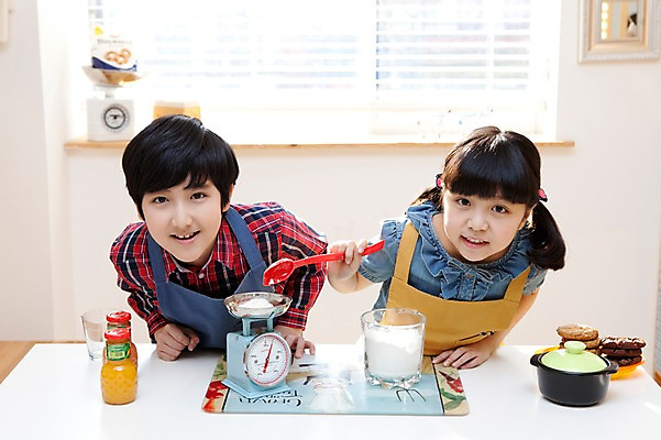 포토 JPG 학생 라이프스타일 접시 여자 남자 어린이라이프 음료 초등학생 어린이 음식 포즈 주방용품 디저트 실내 저울 요리 서기 웃음 사람 동양인 소녀 소년 상반신 두명 10대 친구 쿠키 주방 숟가락 앞치마 주스 한국인 무게 국자 뚝배기 밀가루 요리중 무게측정 십대만 국내포토 식기 생활용품 관계 모션 청소년 수저 표정 인종 내부 생활 가루 측정 파일형식