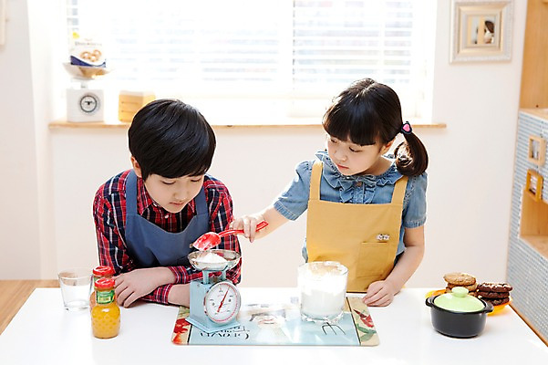 포토 JPG 학생 라이프스타일 접시 여자 남자 어린이라이프 음료 초등학생 어린이 음식 포즈 주방용품 디저트 실내 저울 요리 서기 사람 동양인 소녀 소년 상반신 두명 10대 친구 쿠키 주방 숟가락 앞치마 주스 한국인 무게 국자 뚝배기 밀가루 요리중 무게측정 십대만 국내포토 식기 생활용품 관계 모션 청소년 수저 인종 내부 생활 가루 측정 파일형식