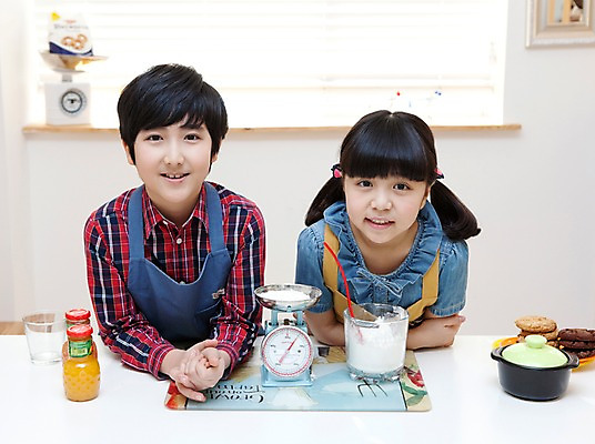 포토 JPG 학생 라이프스타일 접시 여자 남자 어린이라이프 음료 초등학생 어린이 음식 포즈 주방용품 디저트 실내 저울 요리 서기 웃음 사람 동양인 소녀 소년 상반신 두명 10대 친구 쿠키 주방 앞치마 주스 한국인 무게 뚝배기 밀가루 요리중 무게측정 십대만 국내포토 식기 생활용품 관계 모션 청소년 표정 인종 내부 생활 가루 측정 파일형식