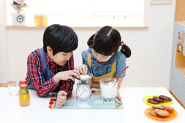 포토 JPG 학생 라이프스타일 접시 여자 남자 어린이라이프 음료 초등학생 어린이 음식 포즈 주방용품 디저트 실내 저울 요리 서기 사람 동양인 소녀 소년 상반신 두명 10대 친구 쿠키 주방 숟가락 앞치마 주스 한국인 무게 국자 밀가루 요리중 무게측정 십대만 국내포토 식기 생활용품 관계 모션 청소년 수저 인종 내부 생활 가루 측정 파일형식