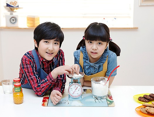 포토 JPG 학생 라이프스타일 접시 여자 남자 어린이라이프 음료 초등학생 어린이 음식 포즈 주방용품 디저트 실내 저울 요리 서기 사람 동양인 소녀 소년 상반신 두명 10대 친구 쿠키 주방 숟가락 앞치마 주스 한국인 무게 국자 밀가루 요리중 무게측정 십대만 국내포토 식기 생활용품 관계 모션 청소년 수저 인종 내부 생활 가루 측정 파일형식