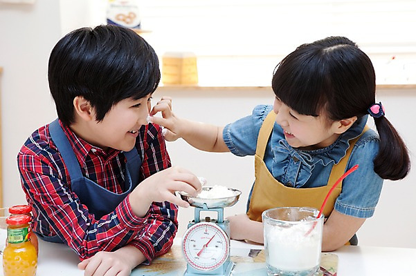 포토 JPG 학생 라이프스타일 여자 남자 어린이라이프 음료 초등학생 어린이 음식 포즈 장난 주방용품 실내 저울 요리 서기 사람 동양인 소녀 소년 상반신 두명 10대 친구 주방 숟가락 앞치마 주스 한국인 무게 국자 밀가루 요리중 무게측정 십대만 국내포토 생활용품 관계 모션 청소년 수저 인종 내부 생활 가루 측정 파일형식