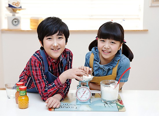 포토 JPG 학생 라이프스타일 여자 남자 어린이라이프 음료 초등학생 어린이 음식 포즈 주방용품 실내 저울 요리 서기 사람 동양인 소녀 소년 상반신 두명 10대 친구 주방 숟가락 앞치마 주스 한국인 무게 국자 밀가루 요리중 무게측정 십대만 국내포토 생활용품 관계 모션 청소년 수저 인종 내부 생활 가루 측정 파일형식