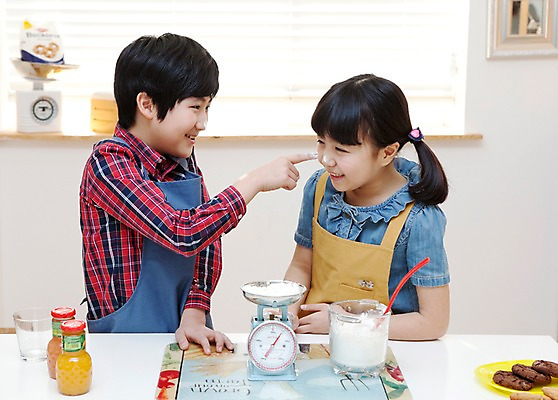 포토 JPG 학생 라이프스타일 접시 여자 남자 어린이라이프 음료 초등학생 어린이 음식 포즈 장난 주방용품 디저트 실내 저울 요리 서기 사람 동양인 소녀 소년 상반신 두명 10대 친구 쿠키 주방 숟가락 앞치마 주스 한국인 무게 국자 밀가루 요리중 무게측정 십대만 국내포토 식기 생활용품 관계 모션 청소년 수저 인종 내부 생활 가루 측정 파일형식