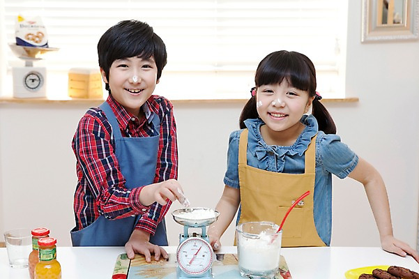 포토 JPG 학생 라이프스타일 여자 남자 어린이라이프 음료 초등학생 어린이 음식 포즈 주방용품 디저트 실내 저울 요리 서기 웃음 사람 동양인 소녀 소년 상반신 두명 10대 컵 친구 쿠키 주방 숟가락 앞치마 주스 한국인 국자 밀가루 밀대 요리중 십대만 국내포토 식기 생활용품 관계 모션 청소년 수저 표정 인종 내부 생활 가루 파일형식 오브젝트