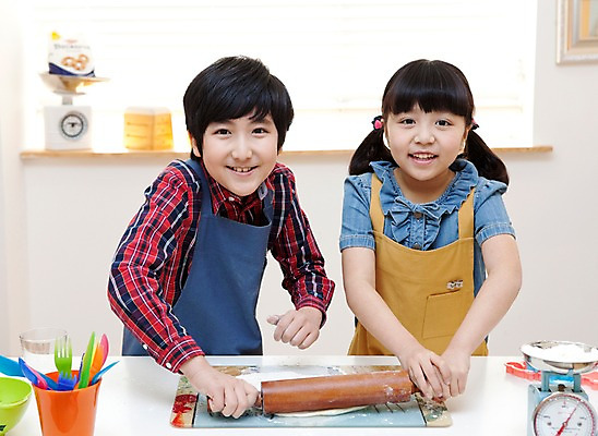 포토 JPG 학생 라이프스타일 여자 남자 어린이라이프 초등학생 어린이 음식 포즈 포크 모션 주방용품 실내 저울 요리 서기 미소 웃음 사람 동양인 소녀 소년 상반신 두명 10대 친구 주방 숟가락 앞치마 한국인 반죽 밀가루 밀대 요리중 쿠키틀 밀가루반죽 반죽밀대 믹싱볼 십대만 국내포토 그릇 식기 생활용품 관계 청소년 수저 표정 인종 내부 생활 가루 제빵도구 파일형식 오브젝트 제빵 제과제빵