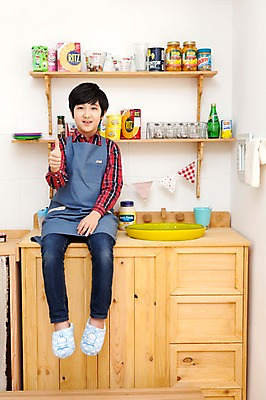 포토 JPG 전신 학생 라이프스타일 접시 남자 어린이라이프 음료 초등학생 어린이 음식 포즈 모션 주방용품 잔 선반 실내 요리 한명 미소 웃음 들기 사람 앉기 동양인 손짓 소년 10대 컵 과자 주방 앞치마 한국인 엄지손가락 최고 병 요리중 통조림 남자만 남자한명만 십대만 십대남자만 십대남자한명만 국내포토 1 식기 가구 생활용품 손가락 청소년 디저트 표정 인종 내부 생활 파일형식 손 오브젝트 신체부위