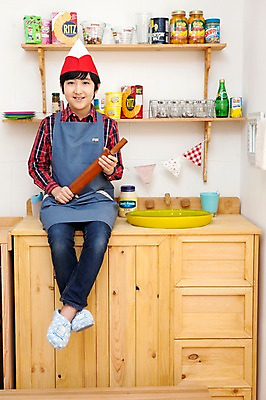 포토 JPG 전신 학생 라이프스타일 접시 남자 어린이라이프 음료 초등학생 어린이 음식 포즈 모션 주방용품 잔 선반 슬리퍼 실내 실내화 요리 한명 미소 웃음 들기 사람 앉기 동양인 소년 10대 컵 과자 주방 앞치마 한국인 병 밀대 요리중 통조림 반죽밀대 남자만 남자한명만 십대만 십대남자만 십대남자한명만 국내포토 1 식기 가구 생활용품 신발 청소년 디저트 표정 인종 내부 생활 파일형식 오브젝트