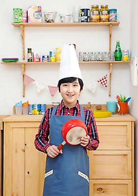 포토 JPG 학생 라이프스타일 접시 남자 어린이라이프 음료 초등학생 어린이 음식 포즈 모션 주방용품 잔 선반 실내 요리사모자 요리 한명 서기 미소 웃음 들기 사람 동양인 소년 상반신 10대 컵 과자 주방 앞치마 한국인 병 냄비 요리중 통조림 남자만 남자한명만 십대만 십대남자만 십대남자한명만 국내포토 모자 1 식기 가구 생활용품 청소년 디저트 표정 인종 내부 생활 요리사 솥 파일형식 직업 잡화 오브젝트