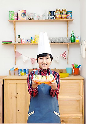 포토 JPG 학생 라이프스타일 접시 남자 어린이라이프 음료 초등학생 어린이 음식 포즈 모션 주방용품 잔 선반 실내 샌드위치 요리사모자 요리 한명 서기 미소 웃음 들기 사람 동양인 소년 상반신 10대 컵 과자 주방 앞치마 한국인 병 요리중 통조림 남자만 남자한명만 십대만 십대남자만 십대남자한명만 국내포토 모자 1 식기 가구 생활용품 청소년 디저트 표정 인종 내부 생활 요리사 파일형식 직업 잡화 오브젝트