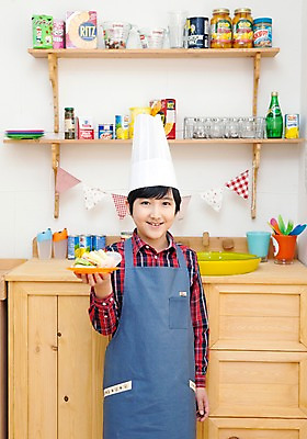 포토 JPG 학생 라이프스타일 접시 남자 어린이라이프 음료 초등학생 어린이 음식 포즈 모션 주방용품 잔 선반 실내 샌드위치 요리사모자 요리 한명 서기 미소 웃음 들기 사람 동양인 소년 상반신 10대 컵 과자 주방 앞치마 한국인 병 요리중 통조림 남자만 남자한명만 십대만 십대남자만 십대남자한명만 국내포토 모자 1 식기 가구 생활용품 청소년 디저트 표정 인종 내부 생활 요리사 파일형식 직업 잡화 오브젝트