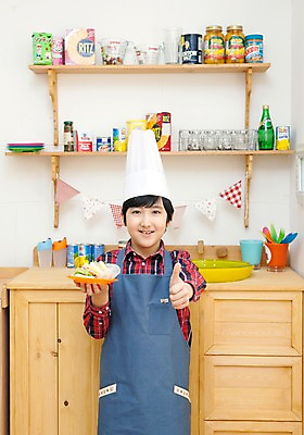 포토 JPG 학생 라이프스타일 접시 남자 어린이라이프 음료 초등학생 어린이 음식 포즈 모션 주방용품 잔 선반 실내 샌드위치 요리사모자 요리 한명 서기 미소 웃음 들기 사람 동양인 손짓 소년 상반신 10대 컵 과자 주방 앞치마 한국인 엄지손가락 최고 병 요리중 통조림 남자만 남자한명만 십대만 십대남자만 십대남자한명만 국내포토 모자 1 식기 가구 생활용품 손가락 청소년 디저트 표정 인종 내부 생활 요리사 파일형식 직업 손 잡화 오브젝트 신체부위