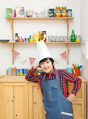 포토 JPG 학생 라이프스타일 접시 남자 어린이라이프 음료 초등학생 어린이 음식 포즈 모션 주방용품 잔 선반 실내 요리사모자 요리 한명 서기 미소 웃음 사람 동양인 소년 상반신 10대 컵 과자 주방 앞치마 한국인 병 요리중 통조림 남자만 남자한명만 십대만 십대남자만 십대남자한명만 국내포토 모자 1 식기 가구 생활용품 청소년 디저트 표정 인종 내부 생활 요리사 파일형식 직업 잡화 오브젝트
