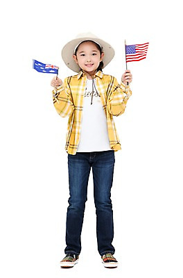 포토 JPG 전신 직업 모자 학생 라이프스타일 잡화 여자 어린이라이프 초등학생 어린이 포즈 모션 실내 한명 서기 미소 웃음 들기 사람 동양인 소녀 10대 미국 희망 망원경 꿈 한국인 탐험 도전 깃발 체험 호주 국기 모험가 장래희망 여자만 여자한명만 소녀만 국내포토 1 감정 컨셉 북아메리카 청소년 표정 인종 내부 생활 오세아니아 어린이만 파일형식