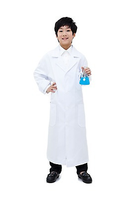 포토 JPG 전신 직업 학생 라이프스타일 남자 어린이라이프 초등학생 어린이 과학 허리손 포즈 실내 실험기구 실험 한명 서기 웃음 들기 사람 동양인 소년 10대 희망 꿈 한국인 가운 의사가운 실험복 체험 과학자 플라스크 삼각플라스크 장래희망 남자만 남자한명만 십대만 십대남자만 십대남자한명만 국내포토 1 옷 감정 컨셉 모션 청소년 표정 인종 내부 생활 의사 학자 파일형식