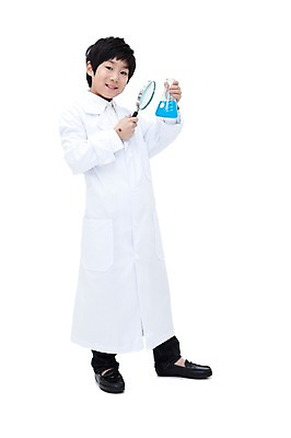포토 JPG 전신 직업 학생 라이프스타일 남자 어린이라이프 초등학생 어린이 과학 포즈 돋보기 실내 실험기구 실험 한명 서기 웃음 들기 사람 동양인 소년 10대 희망 꿈 한국인 관찰 가운 의사가운 실험복 체험 과학자 플라스크 삼각플라스크 장래희망 남자만 남자한명만 십대만 십대남자만 십대남자한명만 국내포토 1 옷 감정 컨셉 모션 청소년 표정 인종 내부 생활 의사 학자 파일형식