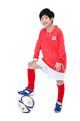 포토 JPG 전신 직업 학생 라이프스타일 남자 어린이라이프 초등학생 어린이 스포츠 포즈 유니폼 축구공 공 축구용품 축구선수 운동선수 실내 한명 서기 웃음 사람 동양인 소년 10대 운동 구기 축구 희망 꿈 한국인 체험 장래희망 축구화 남자만 남자한명만 십대만 십대남자만 십대남자한명만 국내포토 1 옷 감정 스포츠용품 운동화 컨셉 모션 청소년 표정 건강 인종 내부 생활 파일형식