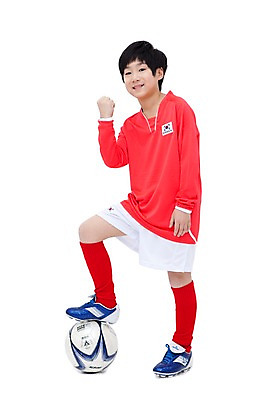포토 JPG 전신 직업 학생 라이프스타일 남자 어린이라이프 초등학생 어린이 스포츠 포즈 유니폼 축구공 공 축구용품 축구선수 운동선수 실내 한명 서기 웃음 사람 동양인 손짓 소년 10대 운동 구기 파이팅 축구 희망 꿈 한국인 체험 장래희망 축구화 남자만 남자한명만 십대만 십대남자만 십대남자한명만 국내포토 1 옷 감정 스포츠용품 운동화 컨셉 모션 청소년 표정 건강 인종 내부 생활 파일형식