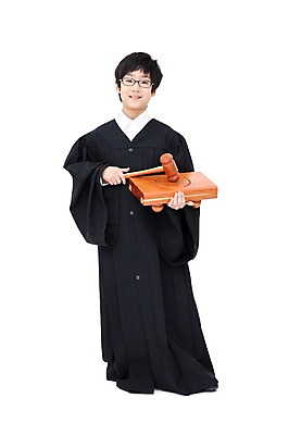 포토 JPG 전신 직업 학생 라이프스타일 남자 어린이라이프 안경 초등학생 어린이 포즈 모션 실내 한명 서기 미소 웃음 들기 사람 동양인 소년 10대 희망 꿈 한국인 가운 판사복 체험 선택 법률가 판사 검사_법률가 법 장래희망 의사봉 재판 법관 판결 법의 변호사 정의 제헌절 남자만 남자한명만 십대만 십대남자만 십대남자한명만 국내포토 1 잡화 옷 감정 컨셉 청소년 표정 인종 내부 생활 국경일 파일형식