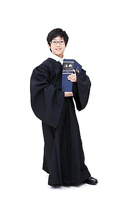 포토 JPG 전신 직업 학생 라이프스타일 남자 어린이라이프 안경 초등학생 어린이 포즈 실내 한명 서기 웃음 들기 사람 동양인 소년 10대 희망 꿈 한국인 가운 판사복 체험 법률가 판사 검사_법률가 법 장래희망 재판 법관 법의 변호사 법전 제헌절 남자만 남자한명만 십대만 십대남자만 십대남자한명만 국내포토 1 잡화 옷 감정 컨셉 모션 청소년 표정 인종 내부 생활 책 국경일 파일형식