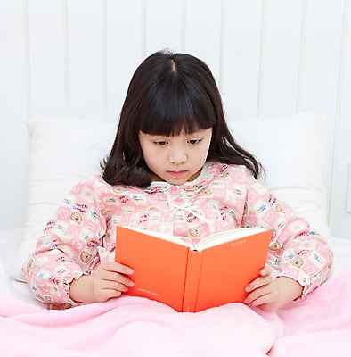 포토 JPG 학생 라이프스타일 여자 어린이라이프 초등학생 어린이 포즈 베개 실내 한명 사람 앉기 동양인 소녀 상반신 10대 책 독서 펼침 침실 이불 방 잠옷 한국인 침대 한권 여자만 여자한명만 소녀만 국내포토 1 옷 가구 침구 모션 청소년 인종 내부 생활 어린이만 파일형식