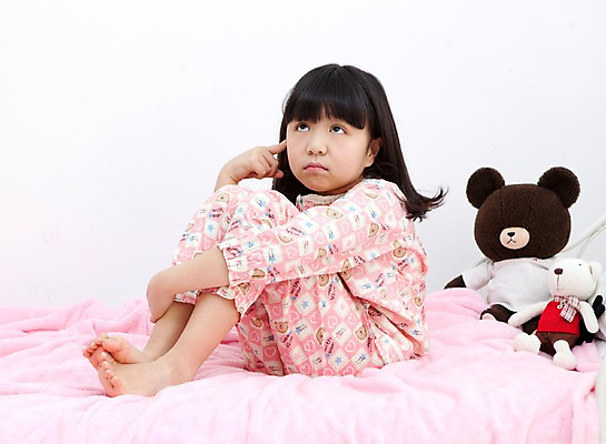 포토 JPG 전신 학생 라이프스타일 여자 어린이라이프 초등학생 어린이 인형 포즈 생각 실내 한명 사람 앉기 동양인 소녀 10대 장난감 곰인형 침실 이불 방 잠옷 한국인 침대 고민 여자만 여자한명만 소녀만 국내포토 1 옷 감정 가구 침구 모션 청소년 인종 내부 생활 어린이만 파일형식