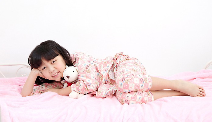 포토 JPG 전신 학생 라이프스타일 여자 어린이라이프 초등학생 어린이 인형 포즈 실내 한명 웃음 사람 동양인 소녀 10대 눕기 장난감 침실 이불 방 잠옷 한국인 침대 여자만 여자한명만 소녀만 국내포토 1 옷 가구 침구 모션 청소년 표정 인종 내부 생활 어린이만 파일형식