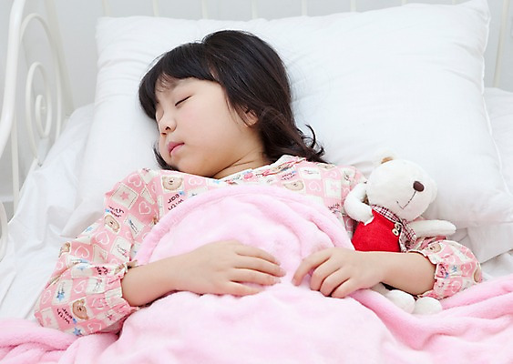 포토 JPG 학생 라이프스타일 여자 어린이라이프 초등학생 어린이 인형 포즈 베개 모션 실내 한명 사람 동양인 소녀 상반신 10대 눕기 장난감 침실 이불 방 잠옷 한국인 침대 잠 수면 여자만 여자한명만 소녀만 국내포토 1 옷 가구 침구 청소년 인종 내부 생활 물 어린이만 파일형식