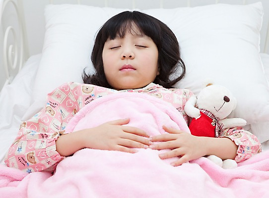 포토 JPG 학생 라이프스타일 여자 어린이라이프 초등학생 어린이 인형 포즈 베개 모션 실내 한명 사람 동양인 소녀 상반신 10대 눕기 장난감 침실 이불 방 잠옷 한국인 침대 잠 수면 여자만 여자한명만 소녀만 국내포토 1 옷 가구 침구 청소년 인종 내부 생활 물 어린이만 파일형식