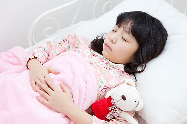 포토 JPG 학생 라이프스타일 여자 어린이라이프 초등학생 어린이 인형 포즈 베개 모션 실내 한명 사람 동양인 소녀 상반신 10대 눕기 장난감 침실 이불 방 잠옷 한국인 침대 잠 수면 여자만 여자한명만 소녀만 국내포토 1 옷 가구 침구 청소년 인종 내부 생활 물 어린이만 파일형식