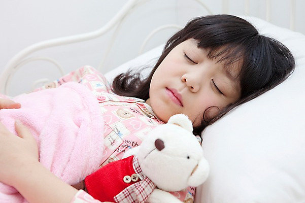 포토 JPG 학생 라이프스타일 여자 어린이라이프 초등학생 어린이 인형 포즈 베개 모션 실내 한명 사람 동양인 소녀 상반신 10대 눕기 장난감 침실 이불 방 잠옷 한국인 침대 잠 수면 여자만 여자한명만 소녀만 국내포토 1 옷 가구 침구 청소년 인종 내부 생활 물 어린이만 파일형식