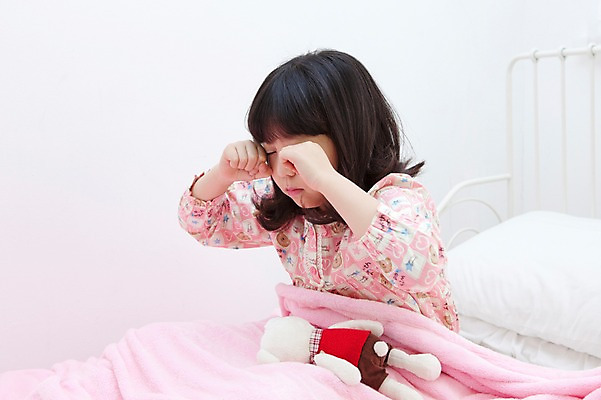 포토 JPG 학생 라이프스타일 여자 어린이라이프 초등학생 어린이 인형 포즈 베개 실내 한명 사람 앉기 동양인 손짓 소녀 상반신 10대 장난감 침실 이불 방 잠옷 한국인 침대 여자만 여자한명만 소녀만 눈비비기 국내포토 1 옷 가구 침구 모션 청소년 인종 내부 생활 어린이만 파일형식