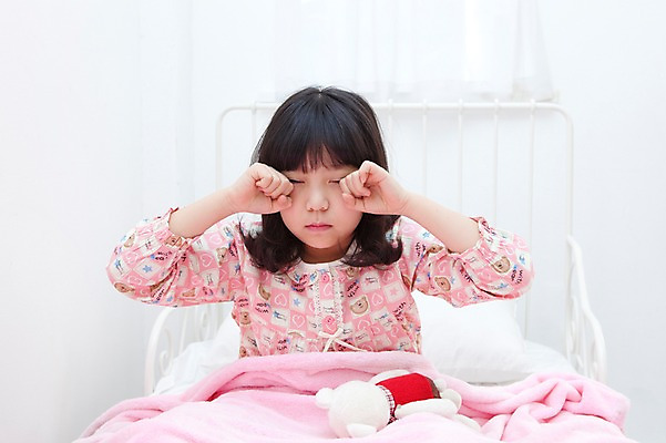 포토 JPG 학생 라이프스타일 여자 어린이라이프 초등학생 어린이 인형 포즈 베개 실내 한명 사람 앉기 동양인 손짓 소녀 상반신 10대 장난감 침실 이불 방 잠옷 한국인 침대 여자만 여자한명만 소녀만 눈비비기 국내포토 1 옷 가구 침구 모션 청소년 인종 내부 생활 어린이만 파일형식