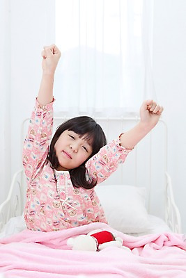 포토 JPG 학생 라이프스타일 여자 어린이라이프 초등학생 어린이 인형 포즈 베개 실내 한명 사람 앉기 동양인 손짓 소녀 상반신 10대 장난감 침실 이불 방 잠옷 한국인 침대 기지개 여자만 여자한명만 소녀만 국내포토 1 옷 가구 침구 모션 청소년 인종 내부 생활 어린이만 파일형식