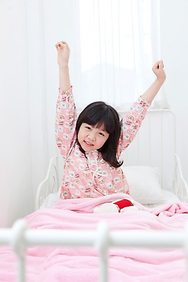 포토 JPG 학생 라이프스타일 여자 어린이라이프 초등학생 어린이 인형 포즈 베개 실내 한명 사람 앉기 동양인 손짓 소녀 상반신 10대 장난감 침실 이불 방 잠옷 한국인 침대 기지개 여자만 여자한명만 소녀만 국내포토 1 옷 가구 침구 모션 청소년 인종 내부 생활 어린이만 파일형식