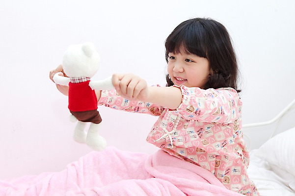 포토 JPG 학생 라이프스타일 여자 어린이라이프 초등학생 어린이 인형 포즈 실내 한명 웃음 들기 사람 앉기 동양인 소녀 상반신 10대 장난감 침실 이불 방 잠옷 한국인 침대 여자만 여자한명만 소녀만 국내포토 1 옷 가구 침구 모션 청소년 표정 인종 내부 생활 어린이만 파일형식