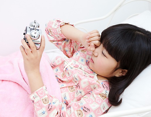 포토 JPG 학생 라이프스타일 여자 어린이라이프 초등학생 어린이 시계 포즈 베개 실내 한명 들기 사람 동양인 손짓 소녀 상반신 10대 눕기 침실 이불 방 잠옷 한국인 자명종 침대 여자만 여자한명만 소녀만 눈비비기 국내포토 1 옷 가구 침구 모션 청소년 인종 내부 생활 알람 어린이만 파일형식