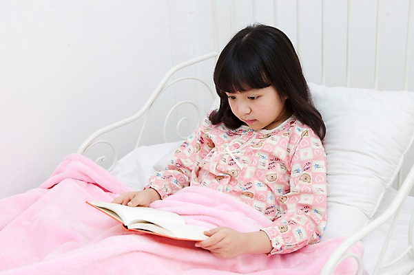 포토 JPG 학생 라이프스타일 여자 어린이라이프 초등학생 어린이 포즈 베개 실내 한명 사람 앉기 동양인 소녀 상반신 10대 책 독서 펼침 침실 이불 방 잠옷 한국인 침대 한권 여자만 여자한명만 소녀만 국내포토 1 옷 가구 침구 모션 청소년 인종 내부 생활 어린이만 파일형식