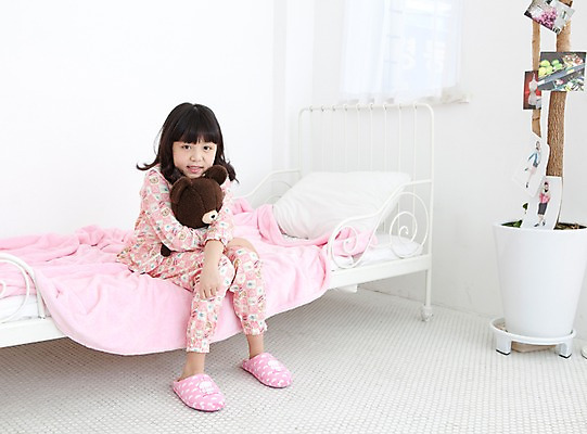 포토 JPG 전신 학생 라이프스타일 여자 어린이라이프 초등학생 어린이 인형 포즈 베개 안기 슬리퍼 실내 실내화 한명 웃음 사람 앉기 동양인 소녀 10대 장난감 침실 이불 방 잠옷 한국인 침대 여자만 여자한명만 소녀만 국내포토 1 옷 가구 신발 침구 모션 청소년 표정 인종 내부 생활 어린이만 파일형식