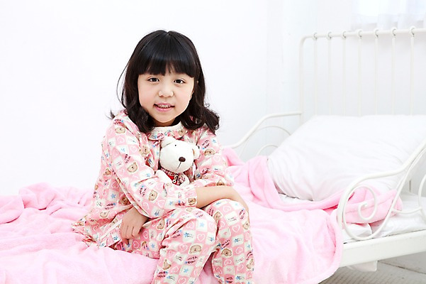 포토 JPG 학생 라이프스타일 여자 어린이라이프 초등학생 어린이 인형 포즈 베개 안기 실내 한명 웃음 들기 사람 앉기 동양인 소녀 상반신 10대 장난감 침실 이불 방 잠옷 한국인 침대 여자만 여자한명만 소녀만 국내포토 1 옷 가구 침구 모션 청소년 표정 인종 내부 생활 어린이만 파일형식