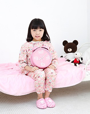 포토 JPG 전신 학생 라이프스타일 여자 어린이라이프 초등학생 어린이 인형 시계 포즈 슬리퍼 실내 실내화 한명 웃음 들기 사람 앉기 동양인 소녀 10대 장난감 곰인형 침실 이불 방 잠옷 한국인 자명종 침대 여자만 여자한명만 소녀만 국내포토 1 옷 가구 신발 침구 모션 청소년 표정 인종 내부 생활 알람 어린이만 파일형식