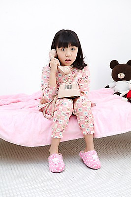 포토 JPG 전신 학생 라이프스타일 여자 어린이라이프 초등학생 어린이 인형 포즈 슬리퍼 실내 표정 실내화 한명 들기 사람 앉기 동양인 소녀 10대 장난감 놀람 곰인형 침실 이불 방 잠옷 한국인 침대 전화기 수화기 통화 여자만 여자한명만 소녀만 국내포토 1 옷 감정 가구 신발 침구 모션 청소년 인종 내부 생활 어린이만 파일형식