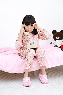 포토 JPG 전신 학생 라이프스타일 여자 어린이라이프 초등학생 어린이 인형 포즈 슬리퍼 실내 실내화 한명 들기 사람 앉기 동양인 손짓 소녀 10대 장난감 곰인형 침실 이불 방 잠옷 한국인 침대 전화기 수화기 통화 여자만 여자한명만 소녀만 눈비비기 국내포토 1 옷 가구 신발 침구 모션 청소년 인종 내부 생활 어린이만 파일형식