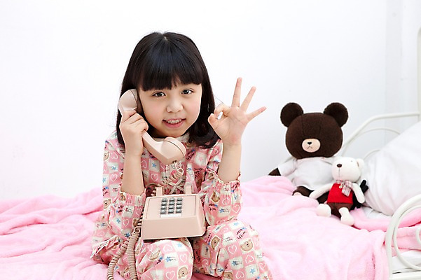 포토 JPG 학생 라이프스타일 여자 어린이라이프 초등학생 어린이 인형 포즈 베개 실내 한명 웃음 들기 사람 앉기 동양인 손짓 소녀 상반신 10대 장난감 곰인형 침실 이불 방 잠옷 한국인 침대 OK 전화기 수화기 통화 여자만 여자한명만 소녀만 국내포토 1 옷 가구 침구 모션 청소년 표정 인종 내부 생활 어린이만 파일형식